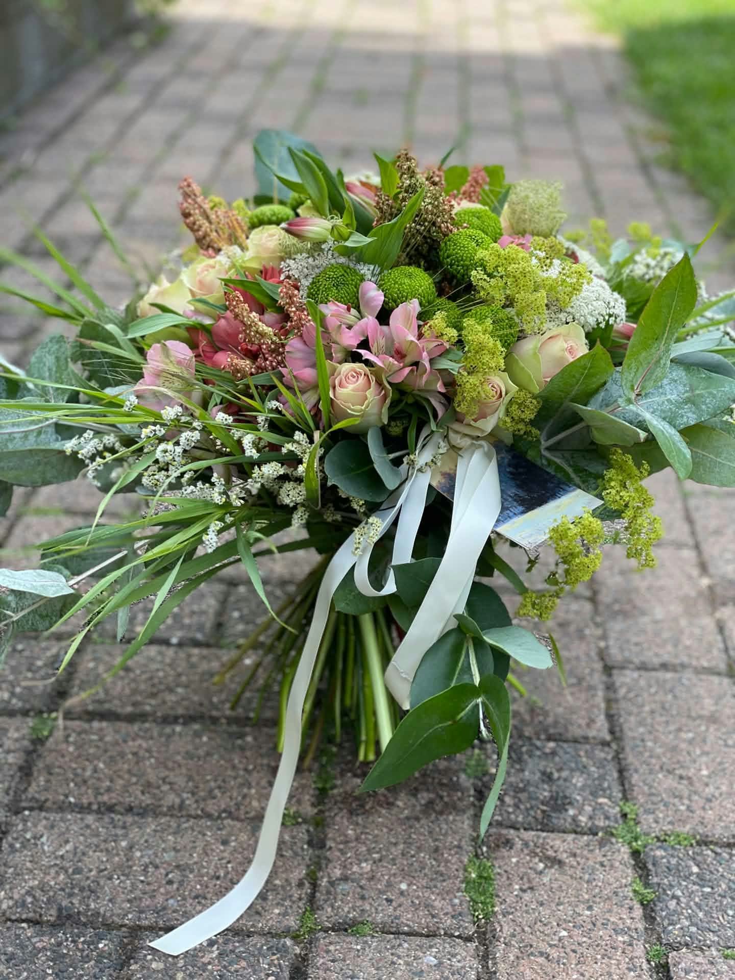Bukett i rosa och grönt