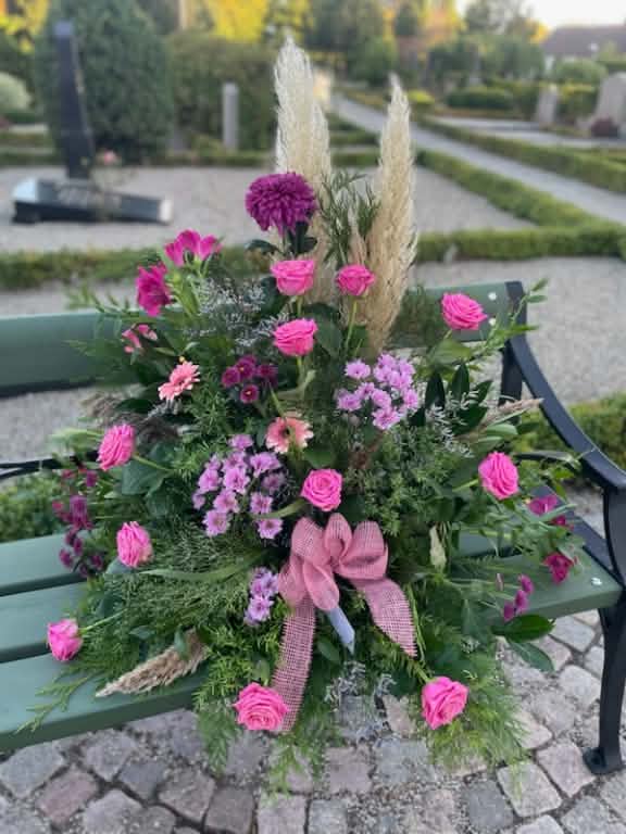Dekoration i rosa med pampasgräs