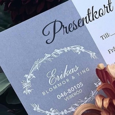 Presentkort från Erikas Blommor & Ting bland blommor